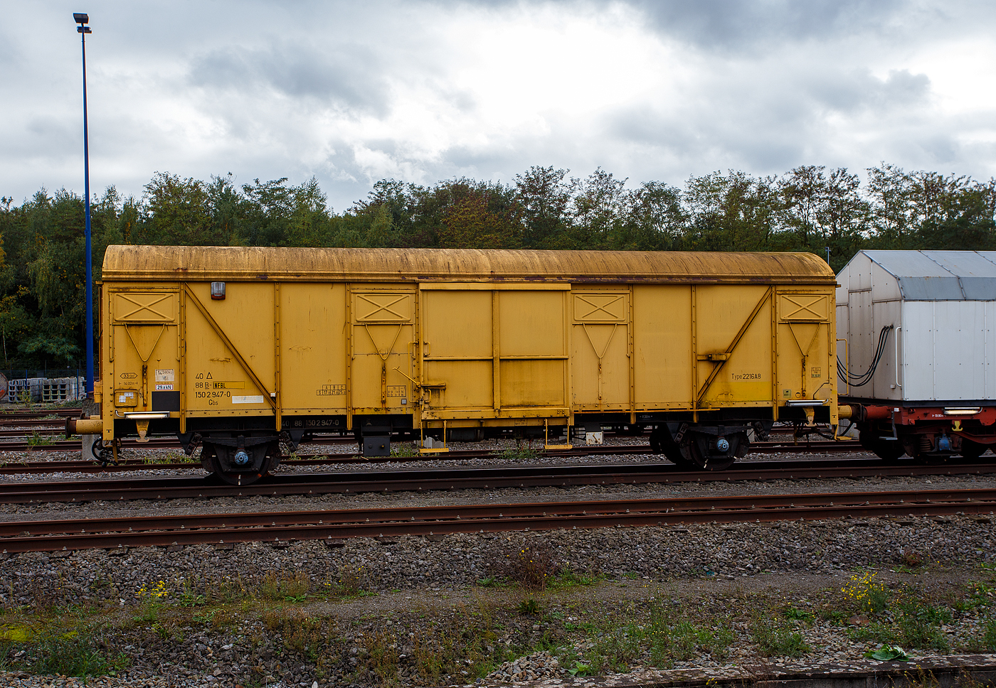 Zweiachsiger gedeckter Güterwagen 40 88 1502 947-0 B-INFBL, der Gattung Gbs (Type 2216A8), des belgischen Infrastrukturunternehmens Infrabel, als Energiewagen (mit darin befindlichen Diesel-Generator) zu einem Wohnzug, abgestellt am 21 Oktober 2025 beim Bahnhof Ans.

TECHNISCHE DATEN:
Spurweite: 1.435mm (Normalspur)
Achsanzahl: 2
Länge über Puffer: 14.020 mm
Achsabstand: 8.500 mm
Ladelänge: 12.700 mm
Ladebreite: 2.600 mm
Ladefläche: 33,0 m²
Laderaum: 86,0 m³
Türöffnung (B × H): 2.500 × 2.150 mm
Eigengewicht: 14.580 kg
Max. Zuladung: 25,0 t ab Streckenklasse C
Höchstgeschwindigkeit: 100 km/h
Kleinster bef. Gleisbogenradius: 35 m
Bauart der Bremse: 0-GP-A (Oerlikon-Bremse mehrlösige / Güterzug, Personenzug / Automatische Lastabbremsung)