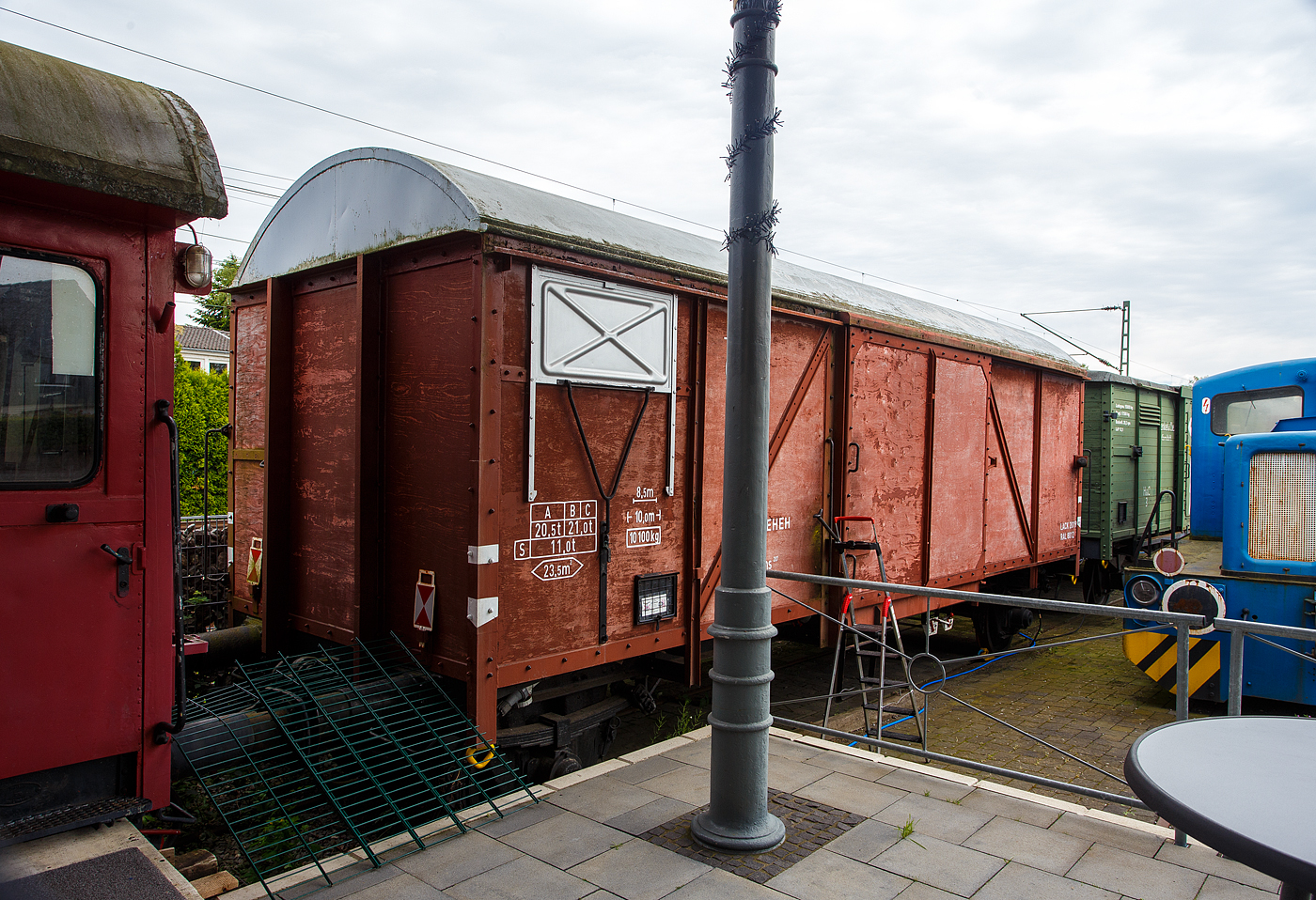 Zweiachsiger gedeckter Güterwagen der Gattung Glms 207 / „Bremen“  im und vom Eisenbahn- und Heimatmuseum Erkrath-Hochdahl e.V. am 26 Mai 2024 beim Lokschuppen Hochdahl. Nähere Angaben zum Wagen sind leider nicht bekannt. Der Waggon ist seit 1999 im Museum.

Vor und während des zweiten Weltkrieges wurden von der Reichsbahn 2 geschlossene Güterwagen in Kriegsbauart entwickelt (Gattungsbezirk „Bremen“ und „Leipzig“). Bei dem Wagen des Gattungsbezirkes „Bremen“ wurde bei nahezu unverändertem Grundriss vom Wagen G10 die Achsen weiter an das Wagenende verlegt. Damit konnte die Höchstgeschwindigkeit von 65km/h auf 90km/h erhöht werden. Bei der DB wurden die Wagen als Gms 35 bzw. Gmhs 35 bezeichnet.

Im Rahmen eines Umbauprogramms entstanden 1967 aus noch brauchbaren Wagen dieser Gattung die Glms 207. Der Wagen war für den Transport von verderblicher Waren und Tieren nicht geeignet, eignete sich aber gut für palettierte Güter. Bis 1985 wurden die meisten Wagen ausgemustert.

TECHNISCHE DATEN als Glms 207:
Spurweite: 1.435mm (Normalspur)
Achsanzahl: 2
Länge über Puffer: 9.940 mm
Achsabstand:  7.000 mm
Ladelänge:  8.600 mm
Ladefläche:  23,2 m²
Eigengewicht: 9.710 kg
Max. Zuladung: 21,0 t ab Streckenklasse B (Hg dann max. 90 km/h)
Höchstgeschwindigkeit: 100 km/h (leer oder beladen bis 11,0  t) 
Bremse: Hik-GP (Hildebrand-Knorr-Druckluftbremse)

Bedeutung der Gattungsbezeichnung (Glms 207) :
G = Gedeckter Wagen in Regelbauart mit mindestens acht Lüftungsöffnungen
l = weniger als acht Lüftungsöffnungen
m = mit zwei Radsätzen Ladelänge unter 9 m
s = lauffähig (beladen) bis 100 km/h
