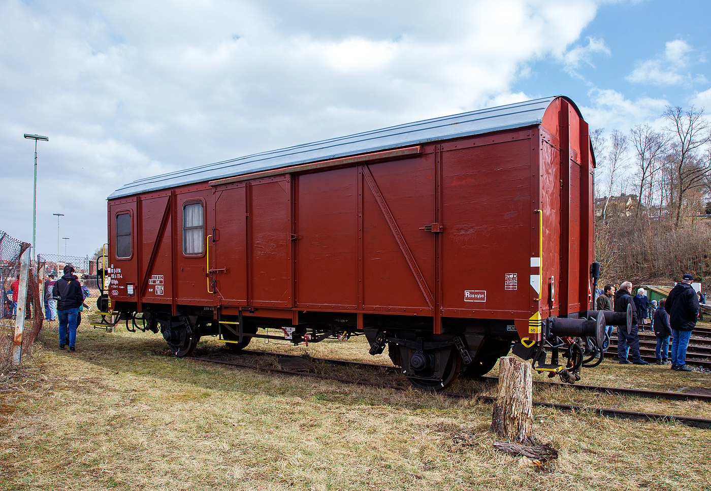 Zweiachsiger Güterzuggepäckwagen mit Bremserbühne 40 80 950 6 171-4 D-EFSK der Gattung (U) Dghs (ex Pwghs54), der Eisenbahnfreunde Treysa e.V., ausgestellt am 24.03.2018 beim Lokschuppenfest, zum 30-jährigen Jubiläum der Eisenbahnfreunde in Treysa (Ortsteil der Stadt Schwalmstadt).

Güterzuggepäckwagen bzw. Güterzugbegleitwagen fehlten nach dem Krieg, hauptsächlich solche, die für höhere Geschwindigkeiten geeignet waren. Daher startete die DB ein Umbauprogramm auf Basis des Gms 54. Diese Wagen entstanden teilweise aus brauchbaren Teilen der G10, wurden aber in weiten Teilen neu gebaut. Die Pwgs 54 waren ursprünglich mit Gleitachslagern ausgestattet, wurden aber gegen Ende der 1960er Jahre immer mehr mit Rollenachslagern Bauart 22 ausgestattet. Der Aufbau der Pwgs 54 erfolgte analog zum Gms 54 mit Leimholzplatten, die Wagen hatten einseitig eine Bremserbühne, über diese gelangte man in den Innenraum. Der Pwghs 54 erhielt ein Zugführerabteil mit Zweiplatz-Klappsitz, Ablagepult und zwei Notsitzen sowie ein WC. Passende Einbauteile standen aus dem 3yg-Umbauprogramm zur Verfügung. Der recht große Laderaum hat eine Schiebetür von 1.800 mm Breite. Zusätzlich wurden eine Dampfheizung und eine 24V Beleuchtung eingebaut, die mit einem Kabel an die Turbobeleuchtung der Zuglokomotive angeschlossen werden konnte. Der Einsatz der Güterzuggepäckwagen endete in den 1970er Jahren.

TECHNISCHE DATEN:
Spurweite: 1.435 mm (Normalspur)
Achsanzahl: 2
Länge über Puffer: 11.100 mm
Achsabstand: 5.840 mm
Ladefläche: 15,2 m²
Eigengewicht: 12.230 kg
Max. Zuladung: 6,0 t (ab Streckenklasse A)
Höchstgeschwindigkeit: 100 km/h
Bremse: KE-GP
Intern. Verwendungsfähigkeit: nein (nur DB)