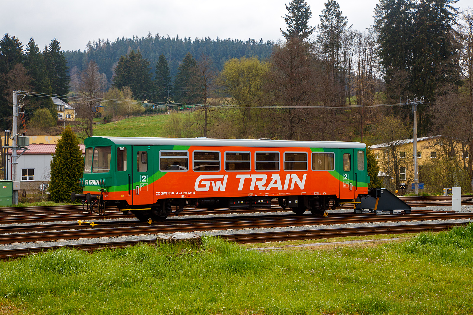 Zweiachsiger VT Beiwagen CZ-GWTR 50 54 24-29 424-5 der GW Train Regio a.s., zu Dieseltriebwagen (VT) der BR 816 (oder BR 810), abgestellt am 20.04.2023 im Bahnhof Bečov nad Teplou (Petschau).

TECHNISCHE DATEN:
Hersteller: ČKD Vag�nka in Stud�nka (heute �koda Vagonka a.s.)
Spurweite: 1.435 mm (Normalspur)
Anzahl der Achsen. 2 
L�nge �ber Puffer: 13.970 mm
H�he: 3.500 mm
Achsabstand: 8.000 mm
Eigengewicht: 15 t
H�chstgeschwindigkeit: 80 km/h
Sitzpl�tze: 69
Kleinster befahrbarer Gleisbogenhalbmesser: R 120 m

Die GW Train Regio a.s. (bis 20.12. 2011 Viamont Regio a.s.) ist ein Eisenbahnverkehrsunternehmen in Tschechien, mit Sitz in �st� nad Labem-Střekov. Die Gesellschaft betreibt Personenbef�rderung mit der Bahn in vier Landkreisen der Tschechischen Republik sowie die Bahnstrecke R25 Plzeň - Most im Auftrag des Verkehrsministeriums der Tschechischen Republik. Zudem bietet sie grenz�bergreifenden Bahnverkehr zwischen der Tschechischen Republik und Deutschland (Kraslice-Klingenthal), sowie grenz�bergreifenden Bahnverkehr zwischen der Tschechischen Republik und Polen (Kr�lovec-Lubawka) in der Sommersaison.
