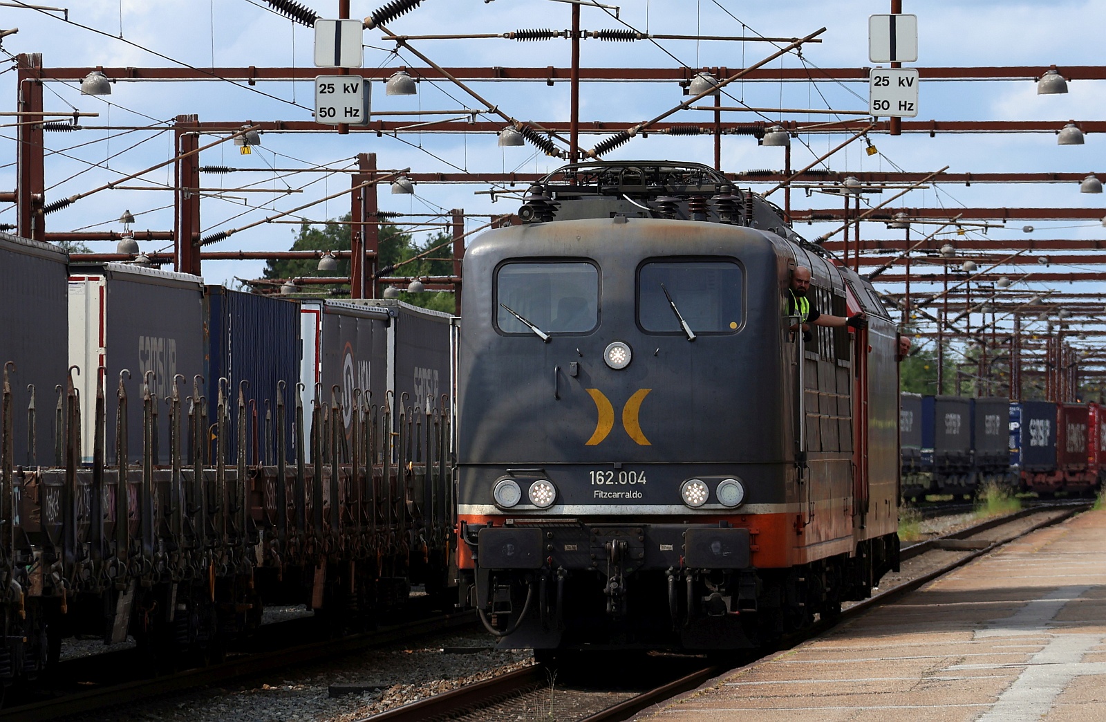 Zwischenzeitlich kam die HCRD 162.004  Fitzcarraldo  mit einem KLV nach Pattburg. Nachdem beide Personenzüge nach Flensburg bzw Hamburg den Bhf verlassen hatten wurde die 151 von der 185 401 zum  deutschen Stromnetz  im Bhf Pattburg rangiert. 09.06.2025