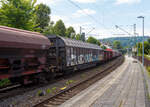 Vierachsiger, großräumiger Drehgestell-Schiebewandwagen der Gattung Habbiins 17, 33 85 2740 134-7 [P] CH-TWA, Gattung Habbiins 16 (TWA HB16), der TWA – Transwagon AG (Zug), am 24 Juli 2025 im Zugverband bei einer Zugdurchfahrt im Bahnhof Kirchen/Sieg. Leider sind solche Wagen immer sehr beschmiert.

Diese großräumigen Wagen sind mit Schiebewänden ausgerüstet, die von einer Person bewegt werden können. Im geöffneten Zustand ist der Zugang zur halben Ladefläche von beiden Seiten möglich. Das Be- und Entladen mit Gabelstaplern ist damit sowohl von einer Rampe als auch von ebener Erde möglich. Die Wagen sind für eine schonende Beförderung hochempfindlicher Güter verschiedener Art. Er bietet Platz für 63 Euro-Paletten (800 x 1.200 mm) oder 42 Industrie-Paletten (1.000 x 1.200 mm).

TECHNISCHE DATEN:
Spurweite: 1.435 mm (Normalspur)
Anzahl der Achsen: 4 (in zwei Drehgestellen)
Länge über Puffer: 23.264 mm
Drehzapfenabstand: 17.724 mm
Achsabstand im Drehgestell: 1.800 mm
Ladelänge: 22.000 mm
Ladebreite: 2.840 mm
Ladefläche: 62,4 m²
Laderaum: 167 m³
Fußbodenhöhe von SOK: 1.200 mm
Min. befahrbarer Kurvenradius: R= 60 m
Eigengewicht: 26.000 kg
Max. Ladegewicht: 64,0 t (ab Streckenklasse D)
Maximale Radsatzlast: 22,5 t
Schiebewandöffnung: 2 x 10.808 mm
Höchstgeschwindigkeit: 100 km/h (beladen) / 120 Km/h (leer)
Bauart der Bremse: KE-GP-A max. 59 t
Verwendungsfähigkeit: RIV (Regolamento Internazionale Veicoli)
