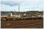 �BB-Drehgestellflachwagen mit vier Rads�tzen, mit Rungen und Stirnwandklappen, der Gattung Rns-z, Typ 3504, Betriebsnummer 31 81 3504 144-6 A-�BB, mit Stahlblechen beladen abgestellt am 21.12.2013 in