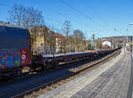 4-achsiger Drehgestell-Flachwagen, mit Stirnwandklappen und Drehrungen, ohne Seitenklappen, 31 81 3900 128-7 A-RCW, der Gattung Rs, der Rail Cargo Austria (zur �BB), am 18.03.2022 im Zugverband