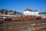 Vierachsiger Drehgestell-Flachwagen, mit Stirnwandklappen und Drehrungen, ohne Seitenklappen, 31 81 3506 162-6 A-RCW, der Gattung Rns-z, der Rail Cargo Austria (zur ÖBB), im Zugverband am