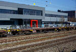 Vierachsige Drehgestell-Containertragwagen 60´ mit stoßgedämpfter Ladebühne, 31 81 4544 300-4 A-RCW, der Gattung Sgjns, der Rail Cargo Group (zu ÖBB) steht am 04 April 2025 im