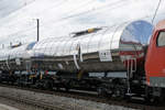 Noch gl�nzen die niegelnagelneuen Kesselwagen in Luterbach-Attisholz am 27.