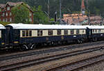 Der VSOE Pullman Speisewagen N� 4141 (F- VSOE 61 87 09-70 141-0 [P]), ex CIWL 4141, im Zugverbund vom Venice Simplon-Orient-Express am 02.08.2019 beim Halt in G�schenen (CH), leider bei Regen.