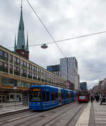 Straßenbahn Stockholm:
Der Triebwagen 2 der SL (AB Storstockholms Lokaltrafik), ein SL A34 bzw. ein Zweirichtungs-Niederflur-Straßenbahnwagen vom Typ Bombardier Flexity Classic NGT8 am 21 März 2019 als Linie 7 bei der Station T-Centralen. Im Hintergrund der Turm der Klarakirche (schwedisch S:ta Clara kyrka) eine Lutherische Kirche.

Die Straßenbahn Stockholm (schwedisch Stockholms spårvägar) ist nach der Tunnelbana das wichtigste Verkehrsmittel in der schwedischen Hauptstadt. Es gibt jedoch nur noch wenigen Linien. Hier die Linie 7 Spårväg City – Waldemarsudde wurde 2010 neu eröffnet. Die SL A34  Triebwagen 1bis 6 vom Typ Flexity Classic NGT8 (ursprünglicher Name DWA-LF 2000) wurden erst 2011 von Bombardier Transportation (Werk Bautzen) gebaut und nach Stockholm geliefert. Von der Eröffnung  der Strecke 3,5 km langen Strecke im Sommer 2010 bis zur Lieferung der neuen Fahrzeuge waren so je drei Mietfahrzeuge aus Frankfurt am Main VGF 262-264 (S-Wagen) und aus Norrköping Tw 33-35 (A34N) im Einsatz.

Die SL Baureihe A34 ist baugleich zu den Frankfurter Baureihe S. Der dreiteilige Wagen verfügt über vier Drehgestelle, wovon zwei unter dem Mittelteil angeordnet sind, auf das sich die Endwagen an einem Ende abstützen. Die Drehgestelle der beiden Endwagen sind mit je zwei querliegenden Motoren mit einer Leistung von 105 kW ausgestattet. Die Wagen weisen nur einen Niederfluranteil von 70% auf. Erstmals wurde serienmäßig eine Klimaanlage eingebaut. 

Technische Daten:
Bauart: NGT8 Zweirichtungsfahrzeug  (SL A34)
Spurweite: 1.435 mm
Achsfolge: Bo'+2'2'+Bo'
Fahrzeuglänge: 30.040 mm (ohne Kupplung)
Höhe: 3.500 mm
Breite: 2.400 mm
Drehgestellmittenabstände:  8.300 / 5.500 / 8.300 mm
Achsabstand im Drehgesell: 1.800 mm
Niederfluranteil: 70%
Raddurchmesser: 600 mm / 520 mm (neu/verschlissen)
Eigengewicht: 40 t
Antrieb: 4 Drehstrom-Asynchronmotoren mit je 105 kW (140,8 PS) Leistung
Höchstgeschwindigkeit: 70 km/h
Maximale Beschleunigung: 1,3 m/s2
Verzögerung: Betriebsbremse 1,4 m/s2 / Not 2,73 m/s2
Max. befahrbare Steigung: 70 ‰
Sitzplätze: 64
Stehplätze (4 Personen m2): 115
Fahrdrahtnennspannung: 750 V=
Besonderheiten: Energierückspeisung ins Netz, Spurkranzschmieranlage, Gleit- und Schleuderschutz, Elektro-hydraulische Scheibenbremsen, Magnetschienenbremse: 8 x 65 kN
