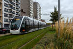 Straßenbahn Lüttich der Triebwagen TEC 5115, ein siebenteiliger niederfluriger, klimatisierter Zweirichtungs-Straßenbahnwagen des Typs CAF Urbos 100 des spanischen Herstellers Construcciones y Auxiliar de Ferrocarriles (CAF), erreicht als Linie T1 nach Standard, am 21 Oktober 2025 bald die Station Marengo. Hier verläuft die Strecke entlang der Maas.

Die Straßenbahn Lüttich (Tram de Liège, wallonisch Tram di Lidje) ist die Straßenbahn der (belgischen) wallonischen Stadt Lüttich. Sie wurde am 28. April 2025 eröffnet und wird vom wallonischen Verkehrsunternehmen Opérateur de transport de Wallonie (OTW) als Teil von Transport en Commun (TEC) betrieben. Die Bereitstellung und Wartung der Fahrzeuge sowie der Infrastruktur erfolgt durch Tram Liège Maintenance S.A., einem Tochterunternehmen von Construcciones y Auxiliar de Ferrocarriles (CAF) und Colas Rail. Zuvor existierte bereits von 1871 bis 1968 eine Straßenbahn in Lüttich.

Die Straßenbahn fährt auf der Spurweite 1.435 mm (Normalspur) unter Oberleitung mit einer Spannung von 750 V DC (Gleichstrom), Teilstücke werden im Batteriebetrieb ohne Oberleitung befahren. Die nicht elektrifizierten Abschnitte sind Général Leman–Blonden, Opéra–La Batte und Pont Atlas–Droixhe. Es gibt eine Linie auf einer Streckenlänge von 11,7 km von Sclessin/Standard bis Coronmeuse bzw. Liège Expo (wo sich auch das Depot befindet). Bei Pont Atlas zweigt die Strecke ab, so fahren die Triebwagen von dort abwechselnd Coronmeuse oder Liège Expo an. 

Die Triebwagen:
Das Konsortium Tram'Ardent stellt 20 siebenteilige, niederflurige, klimatisierte Zweirichtungs-Straßenbahnwagen des Typs Urbos 100 des spanischen Herstellers Construcciones y Auxiliar de Ferrocarriles (CAF) für die Straßenbahn Lüttich (Tram de Liège) zur Verfügung. Die Zweirichtungswagen sind 45,41 Meter lang, 2,65 Meter breit und haben ein Eigengewicht von 64 t. Sie bestehen aus den Modulen C1-S1-M-S3-R-S2-C2 und besitzen acht Türen pro Seite und bieten 62 Sitze bei einer Gesamtkapazität von 372 Fahrgästen. Die ersten Fahrzeuge trafen Mitte 2022 in Lüttich ein.

Als Urbos bezeichnet die baskische Firma Construcciones y Auxiliar de Ferrocarriles (CAF) ihre seit 2002 gefertigten niederflurigen Straßenbahnwagen. Nachdem die ersten Fahrzeugserien der Generationen Urbos 1 und Urbos 2 vor allem an spanische Betriebe geliefert wurden, überwiegt mit den Urbos 3 inzwischen der Exportanteil. 

Die Variante Urbos 100 ist die am häufigsten verkaufte und vollständig niederflurig. In der Standardausführung ist sie als Multigelenkwagen mit kaltgefügter Karosserie aus rostfreiem Stahl und Aluminium, mit Losradsätzen und voll abgefedertem, auf einzelne Räder wirkendem Antrieb ausgeführt

TECHNISCHE DATEN:
Fahrzeugtyp: 100­%­Niederflur­Gelenktriebwagen
Fahrzeugkonfiguration: 7-teiligen TW im Zweirichtungsbetrieb
Hersteller: Construcciones y Auxiliar de Ferrocarriles (CAF), Beasain (E)
Baujahre: 2022 und 23
Anzahl: 20 siebenteilige TW
Spurweite: 1.435 mm (Normalspur)
Achsfolge:  unbekannt 
Fahrzeuglänge: 45.411 mm 
Fahrzeugbreite: 2.650 mm
Türen (Doppeltüren) pro Seite: 8
Sitzplätze:  62
Stehplätze: 310

