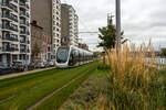 Straßenbahn Lüttich der Triebwagen TEC 5115, ein siebenteiliger niederfluriger, klimatisierter Zweirichtungs-Straßenbahnwagen des Typs CAF Urbos 100 des spanischen Herstellers Construcciones y Auxiliar de Ferrocarriles (CAF), erreicht als Linie T1 nach Standard, am 21 Oktober 2025 bald die Station Marengo. Hier verläuft die Strecke entlang der Maas.

Die Straßenbahn Lüttich (Tram de Liège, wallonisch Tram di Lidje) ist die Straßenbahn der (belgischen) wallonischen Stadt Lüttich. Sie wurde am 28. April 2025 eröffnet und wird vom wallonischen Verkehrsunternehmen Opérateur de transport de Wallonie (OTW) als Teil von Transport en Commun (TEC) betrieben. Die Bereitstellung und Wartung der Fahrzeuge sowie der Infrastruktur erfolgt durch Tram Liège Maintenance S.A., einem Tochterunternehmen von Construcciones y Auxiliar de Ferrocarriles (CAF) und Colas Rail. Zuvor existierte bereits von 1871 bis 1968 eine Straßenbahn in Lüttich.


Die Straßenbahn fährt auf der Spurweite 1.435 mm (Normalspur) unter Oberleitung mit einer Spannung von 750 V DC (Gleichstrom), Teilstücke werden im Batteriebetrieb ohne Oberleitung befahren. Die nicht elektrifizierten Abschnitte sind Général Leman–Blonden, Opéra–La Batte und Pont Atlas–Droixhe. Es gibt eine Linie auf einer Streckenlänge von 11,7 km von Sclessin/Standard bis Coronmeuse bzw. Liège Expo (wo sich auch das Depot befindet). Bei Pont Atlas zweigt die Strecke ab, so fahren die Triebwagen von dort abwechselnd Coronmeuse oder Liège Expo an.

Die Triebwagen:
Das Konsortium Tram'Ardent stellt 20 siebenteilige, niederflurige, klimatisierte Zweirichtungs-Straßenbahnwagen des Typs Urbos 100 des spanischen Herstellers Construcciones y Auxiliar de Ferrocarriles (CAF) für die Straßenbahn Lüttich (Tram de Liège) zur Verfügung. Die Zweirichtungswagen sind 45,41 Meter lang, 2,65 Meter breit und haben ein Eigengewicht von 64 t. Sie bestehen aus den Modulen C1-S1-M-S3-R-S2-C2 und besitzen acht Türen pro Seite und bieten 62 Sitze bei einer Gesamtkapazität von 372 Fahrgästen. Die ersten Fahrzeuge trafen Mitte 2022 in Lüttich ein.

Als Urbos bezeichnet die baskische Firma Construcciones y Auxiliar de Ferrocarriles (CAF) ihre seit 2002 gefertigten niederflurigen Straßenbahnwagen. Nachdem die ersten Fahrzeugserien der Generationen Urbos 1 und Urbos 2 vor allem an spanische Betriebe geliefert wurden, überwiegt mit den Urbos 3 inzwischen der Exportanteil.

Die Variante Urbos 100 ist die am häufigsten verkaufte und vollständig niederflurig. In der Standardausführung ist sie als Multigelenkwagen mit kaltgefügter Karosserie aus rostfreiem Stahl und Aluminium, mit Losradsätzen und voll abgefedertem, auf einzelne Räder wirkendem Antrieb ausgeführt
