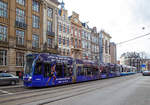   Stra�enbahn Amsterdam:  Zwei gekuppelte f�nfteilige ER- Niederflur-Gelenktriebwagen vom Typ Siemens Combino Advanced, TW 2093 und ein weiterer der Amsterdamer Verkehrsbetriebe GVB am 31.03.2018 als