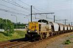 NMBS 7835 schlept ein Getreidezug durch Antwerpen-Luchtbal am 10 Juni 2006 und wird vom Bahnsteig mit etwas zooming fotografiert.