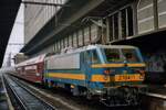 Am 17 September 2004 steht NMBS 2704 mit ein Spitzverkehrszug in Bruxelles-Midi.