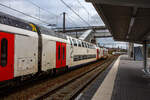 Gef�hrt von dem SNCB/NMBS - M7 Bmx TWINDEXX-Triebwagen 91 88 8696 10 7-0 B-B, ex 76107, f�hrt der IC 2811 von Knokke �ber Gent und Br�ssel nach L�ttich/Li�ge-Guillemins, am 21 Oktober 2025 vom Bahnhof