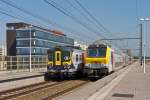 . Zugbegegnung am 23.06.2010 in Antwerpen-Luchtbal. Links die AM City Rail 988 und rechts eine sogenannte  composition dromadaire , bestehend aus M 6 Wagen und einer Lok der S�rie 13 in der Mitte des Zuges. (Jeanny) 

Diese eigenwillige Zugkomposition (composition dromadaire) verbindet st�ndlich Antwerpen Centraal mit dem Bahnhof Noorderkempen, welcher an der Hochgeschwindigkeitsstrecke L 4 in der N�he der niederl�ndischen Grenze liegt. Da die Loks der S�rie 13 noch nicht mit dem Sicherheitssystem ETCS ausgestattet sind, die M 6 Steuerwagen dieses System aber schon besitzen, ist die Lok in der Mitte des Zuges eingereiht. 