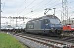 Français  Re 465 011 [Wisenberg]  Dans le Triage de Bâle  Le 08 Avril 2016    Allemand  Zu 465 011 [Wisenberg]  Im Basler Hof  08.04.2016