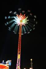 Der Star Flyer der Firma Goetzke ist der gr��te transportable Kettenflieger der Welt. Mit einer Gesamth�he von 52 Metern zieht er seine 24 Fahrg�ste in eine schwindelerregende Flugh�he von 43 Metern und dreht dort schwungvoll seine Runden. Cranger Ki ...