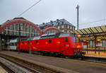   Die DSB ME 1521 (92 86 0001 521-0 DK-DSB) steht am 22.03.2019, als Schublok mit einem Doppelstock-Regionalzug, im Hauptbahnhof Kopenhagen (K�benhavns Hovedbaneg�rd) zur Abfahrt bereit.