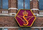 Historisches Logo des  S-tog Københavns (dänisch für S-Zug) bzw. S-Bahn der  dänischen Hauptstadt Kopenhagen, hier am 20 März 2019 über dem Seiteneingang von der Reventlowsgade am Hauptbahnhof Kopenhagen (Københavns Hovedbanegård). 

Das S-tog-System entwickelte sich schrittweise seit Eröffnung der ersten elektrisch betriebenen Eisenbahnstrecke Dänemarks 1934 und umfasst heute sieben Linien. Diese bedienen ein 170 Kilometer langes, vom übrigen Regional- und Fernverkehrsnetz vollständig unabhängiges Streckennetz mit 87 Stationen. Betreiber war die am 24. Mai 2013 aufgelöste Aktiengesellschaft DSB S-tog, ein 100-prozentiges Tochterunternehmen der Dänischen Staatsbahnen DSB. Seither wird sie wieder von Danske Statsbaner (DSB) direkt betrieben.

S-tog ist zusammen mit der Metro Kopenhagen Hauptlastträger des öffentlichen Nahverkehrs in der Hauptstadt. Täglich gibt es etwa 1100 S-tog-Fahrten, auf denen rund 350 000 Fahrgäste, darunter etwa 4000 Nutzer mit Fahrrad, befördert werden.
