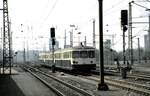 Zwei 515 mit Steuerwagen 815 669-7 fahren aus Braunschweig aus am 28.04.1984.