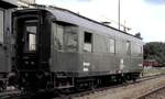 Heizwagen 51 80 99-43 581-1 in gr�n, ausgemustert am 30.03.1982 des BW M�nchen steht in M�nchen BW am 27.06.1982. Das Foto entstand im Rahmen einer F�hrung durch den 2.BW Chef, der gleichzeitig auch der Vorstand des BEM N�rdlingen war.
