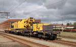 STRABAG Gleisbaukran Kirow 1200  Donau  registriert unter 9980 9419 005-0 gesch�tzt durch den Schutzwagen 9980 9320 005-8(li) und 9980 9320 001-7(re).