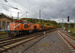 Die an die BEG - Bocholter Eisenbahngesellschaft mbH vermietete 275 103-0 (92 80 1275 103-0 D-NRAIL) eine Vossloh G 1206 der Northrail fährt am 22.10.2021 mit einem langen Bauzug der MGW Gleis-