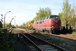 221 135-7 mit Bauzug für Material-Laufkatzen in Vöhringen am 21.04.2007.