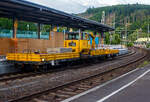 Ein Skl 53 / Klv 53 (Rottenkraftwagen/Gleiskraftwagen) der SRR-Stricker Rose Rail GmbH (Bönen) mit je einem vorangestellten und angehangenen Kla 03 (Anhänger für schweren Rottenkraftwagen) fährt am Abend des 24 Juni 2025 durch den Bahnhof Betzdorf/Sieg in Richtung Köln.

Die Abkürzung Klv steht für Kleinwagen mit Verbrennungsmotor, oft wird er auch als Skl 53 bezeichnet, wobei das Skl für Schwerkleinwagen steht. Diese zweiachsigen Fahrzeuge haben eine Leistung von 150 PS und eine Nutzlast von 7,9 t, sowie ein Anhängelast von 42 t. Die Höchstgeschwindigkeit beträgt 70 km/h.