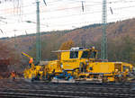   Betzdorf/Sieg den 18.11.2016: An der P & T Schnellschotterplaniermaschine SSP 110 SW (Schweres Nebenfahrzeug Nr.