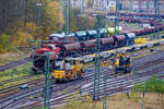 Der Stopfmaschinen folgt am 09 November 2025 im Rbf Betzdorf/Sieg auf dem erneuerte Gleis eine Plasser & Theurer Schotterverteil- und Planiermaschinen SSP 110 D der Spitzke SE (Großbeeren) und