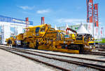   Die Plasser & Theurer Schotterverteil- und Planiermaschine USP 2000-C2-2 der Eiffage Rail (NL der Eiffage Infra-Bau GmbH, Herne), Schweres Nebenfahrzeug Nr.