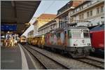 Die SBB Re 4/4 II 11344 (Re 420 344-4 / UIC 91 85 4420 344-4 CH SBBC) mit einer Gleisbaumaschine die auf den Namen  Hummel  h�rt.