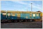 Wohnwerkstattwagen 480 (Bauart 480) 60 80 99-26 156-2 der DB Netze (GB Bahnbau BNO Hanau), abgestellt am 16.11.2013 in Kreuztal.