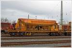 Schotter-Kieswagen Facns 141 (82 80 D-DB 6648 104-9), ehemalige Bezeichnung Planumskiessand -Schotterwagen 269, abgestellt am 15.02.2014 in Wetzlar mit weiteren Wagen.