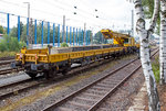   Einer der beiden Kran Schutzwagen zum GOTTWALD Gleisbauschienenkran GS 80.08 TT der STRABAG, abgestellt am 17.09.2016 in Kreuztal, hier der 37 RIV 80 3999 050-2 D-BRS (Gattung Res) der BMTI Rail