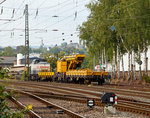 Ein STRABAG-Kranzug ist am 17.09.2016 in Kreuztal abgestellt, dieser bestand hier aus:   Der V 100 ost 203 841-2  (92 80 1203 841-2 D-STRA), dem Kranschutzwagen der Gattung Res 37 80 3999 129-4 D-BRS,