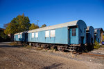   Wohnschlafwagen 423 (Bauart 423) 60 80 99-25 468-2 der DB Netze (BD Karlsruhe / BFON Karlsruhe), abgestellt am 16.10.2016 in Kreuztal.