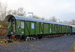   Einheitshilfsgerätewagen  der Bauart 388, Fahrzeugnummer 60 80 99 - 11 07- 5, ex DB Stg 5603, als Denkmal-Wagen beim Bahnhof Wilsenroth am 02.12.2016.