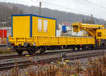   4-achsiger Drehgestellflachwagen, der Hering Bahnbau GmbH (Burbach), 80 80 3900 002-7 D-HGUI, Gattung Rs, als Schutzwagen zum KIROW 50t-Gleisbauschienenkran KRC 400 T, abgestellt am 08.12.2018 in
