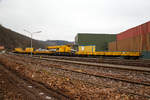   Ein langer Kranzug der der Hering Bau (Burbach abgestellt am 15.12.2018 in Siegen-Eintracht auf dem Gel�nde der KSW Kreisbahn Siegen-Wittgenstein GmbH, bestehend aus (von links an rechts):    -