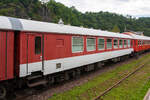 Der ex DR vierachsige Drehgestell-Wohn-Schlafwagen (Dienst Begleiterwagen) DR 60 50 99-10 203-6 (der Wagen ist 60 50 99-24 709-6 falsch beschriftet) vom Zughotel Wolkenstein (Erzgebirge), hier am 26 August 2013.

Der Wagen wurde 1965 vom Raw Halberstadt gebaut.
