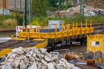 Vierachsiger Drehgestell-Flachwagen, 37 80 3999 048-6 D-HGUI, der Gattung Res als Kran-Schutzwagen auslegerseitig zum KIROW Multi Tasker KRC 810 T (D-HGUI 99 80 9419 024-1), u.a.