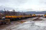 Der Gleisgründungszug der HERING Bahnbau GmbH (Burbach-Holzhausen) ist am 05 Februar 2026 auf den WEBA-Gleisen in Scheuerfeld/Sieg abgestellt.

Neue Spezialtiefbau-Technik für den Bahnbau, der GGZ ist ein schienengebundenes Spezialfahrzeug, das aufgrund hoher Ausladungen und hoher Leistungsfähigkeit Gründungsarten und -tiefen ermöglicht, welche vormals am Gleis nur mit erheblichem Aufwand möglich waren.

Durch den Transport auf der Schiene erreicht der GGZ den schienennahen Einsatzort ohne aufwändige Spezialtransporte oder temporäre Baustraßen. Das kurze Gegengewicht erlaubt profilfreies Arbeiten. Der speziell für den Mäkler entwickelte Teleskopausleger eröffnet einen großen Arbeitsbereich rund ums Gleis. Die Richt- und Auswerteelektronik des Mäklers garantiert höchste Präzision und Qualität. 

Der GGZ wird zum Bohren von Pfählen für Brückenfundamente, Oberleitungsmaste oder Schallschutzwände, zum Einbringen von Spundwänden, zur Befestigung von Bahndämmen oder auch zur Errichtung von Rüttelstopfsäulen zur Bodenverbesserung eingesetzt.

Hersteller des GGZ ist ein Konsortium aus TECHNE KIROW GmbH, Leipzig (Chassis und Ausleger) und RTG Rammtechnik, Teil der BAUER GROUP aus dem oberbayerischen Schrobenhausen (Bohr- und Rammtechnik).

Der Weltmarktführer für Eisenbahnkrane, TECHNE KIROW GmbH, hat gemeinsam mit dem Spezialisten für Vibrations-, Ramm- und Pressarbeiten, RTG Rammtechnik (BAUER Maschinen Group), für HERING und den Bahnmarkt den leistungsstarken Gleisgründungszug entwickelt. Mit speziellem Rüst-Verfahren und Werkzeuglogistik sowie hoher Gründungsleistung, Qualität und Geschwindigkeit adaptiert das gleisgebundene Trägergerät Spezialtiefbau-Verfahren für den Bahnbereich und garantiert die nachhaltige, sichere und wirtschaftliche Umsetzung Ihrer Anforderungen.

Gründungen am Gleis mit Technik von HERING:
•	Erschütterungsfreies Bohren bis 1.350 mm Bohrdurchmesser
•	Rüttler MR 105 V (SilentVibro) für Hochfrequenzrütteln von Spundwandprofilen bis 15 m Länge
•	Hydraulikhammer HRS 5 für Rammgut bis zu 12,20 m Länge
•	Spundwandpresse MPU 660 oder MPZ für das Pressen von Spundwänden, Z-Profilen, U-Profilen und Leichtprofilen bis 15 m Länge

Einsatzfelder des Gleisgründungszugs - OHNE BAUSTRASSE:
Herstellung von Bohrpfählen im Kelly-Bohr-Verfahren für Oberleitungsmasten, Signalausleger, Schallschutzwände etc.
Rütteln/Pressen von Spundwänden zur Erstellung von Baugrubensicherungen und Befestigung von Bahndämmen sowie Einbringen von Trägern für Berliner Verbau etc.
Rammen von Betonpfählen und Rammrohren mit schallgedämpften Hydraulikhammer HRS5
Einbringen von Rüttelstopfsäulen zur Bodenverbesserung im oder am Gleis (VIPAC Verfahren)

Perspektivisch:
Herstellung von Bohrpfählen im SOB Verfahren
Bohren von verrohrten und überschnittenen Pfählen für Brückenfundamente und Bohrpfahlwände (VdW Verfahren)
Herstellung von Einzelsäulen / Schlitzwänden im Mischverfahren CSM oder CSM DH als Bodenverbesserungsmaßnahme
Imlochhammer DTH Verfahren für Bohren im Fels

Der Gleisgründungszug im Detail:
Gleisgebundenes Trägergerät
Mäkler zur Aufnahme der Spezial-Tiefbau-Werkzeuge (Rüttler, Spundwandpresse, Hydraulikhammer, Kellybohr-Ausrüstung etc.)
Gesamtsystem aus Trägergerät, Flachwagen zur Ablage des Mäklers sowie weiterer Flachwagen zum Transport und Aufrüstung der Anbauteile
Reichweite bis zu 9,50 m aus Gleisachse
Einsatz in Überhöhungen bis 160 mm
Hydraulikstempel für Abstützweiten von bis zu 4 m von der Gleisachse
360° schwenkbar um die Oberwagenachse
Gegengleis-freier Einsatz - Oberwagen ragt maximal 1,55 m aus der Gleisachse
hohe Gründungsleistung, Qualität und Geschwindigkeit


Der Gleisgründungszug besteht im Einzelnen aus: 
Flachwagen zur Ablage des Mäklers (der Führungseinrichtung), 37 80 3981 003-1 D-HGUI, der Gattung Rnps (ex Rens 192B), LüP 19.900 mm
Dem 8-achsigen gleisgebundenen Trägergerät (Baujahr 2023 durch TECHNE KIROW GmbH in Leipzig unter Fabriknummer MT 2020 171031), D-HGUI 99 80 9410 012-5, Gewicht 108.000 kg, LüP 15.000 mm
Werkzeugwagen für die Kelly-Ausrüstung (Flachwagen), 37 80 3981 002-3 D-HGUI, der Gattung Rnps (ex Rens 192B), LüP 19.900 mm
Werkzeugwagen für die Rüttler-Ausrüstung (Flachwagen), 37 80 3981 001-5 D-HGUI, der Gattung Rnps (ex Rens 192B), LüP 19.900 mm
Sowie der Flachwagen als Schutz- und Materialwagen, 37 80 3988 018-2 D-HGUI, der Gattung Rens 192B, LüP 19.900 mm

Der Zug kommt so eine Gesamtlänge von 94,6 m.

Weitere Bilder von den einzelnen Wagen folgen die nächsten Tage. 
