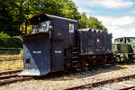 KLIMA-Schneepflug Bauart 845 ehemals DB 80 80 9743 016-5, am 07 Juli 2024 ausgestellt beim Erlebnisbahnhof Westerwald der Westerwälder Eisenbahnfreunde 44 508 e. V. in Westerburg, hier war Lokschuppenfest

Der Schneepflug wurde 1965 bei Henschel in Kassel unter der Fabriknummer 30010270/11 gebaut. Die letzte Stationierung war: Heimatbahnhof Limburg/Lahn; AW Hassel; BD Frankfurt a.M., davor Heimatbahnhof Schongau; BW Kempten/Allg.; BD München, seit 2004 ist er nun in Westerburg zusehen.

Der Namen KLIMA steht nicht kaltes Klima bzw. Winterwetter, sondern bezieht sich auf seinen Erfinder und Konstrukteur dieser Art von Schneepflügen, es war der Österreicher Rudolf KLIMA, der bereits 1925 Schneepflüge für die Eisenbahn Österreichs konstruierte.

Die DRG beschaffte 1929 die ersten KLIMA-Schneepflüge. 1931 erwarb die Firma HENSCHEL in Kassel die Nachbaurechte, fortan wurden die Pflüge unter der Bezeichnung HENSCHEL ဓ KLIMA - Schneepflüge gebaut. Das Kasseler Werk verließen ca. 250 Stück in verschiedenen Bauarten, wovon etwa 100 in den Bestand der Deutschen Bundesbahn kamen. Bis 1965 wurden KLIMA-Schneepflüge beschafft. Der Westerburger Pflug wurde ja 1965 gebaut und gehört damit zu den letzten seiner Bauart.

Diese Schneepflüge sind umgebaute Schlepptender bzw. wurden in Schlepptenderbauweise gebaut, zur Gewichterhöhung haben sie zusätzliche Betongewichte. Der Klima-Schneepflug wurde geschoben, das Personal befand sich in einer geschlossenen geschützten Arbeitskabine. Sowohl nach rechts als auch nach links waren Auswurfweiten des Schnees von mehr als 10 Metern möglich. Es konnte eine Räumbreite von 4,80 Metern erzielt werden und die Schneeräumung wurde 8 cm über dem Gleisbett und 8 cm über der Schienenoberkante ermöglicht. Eine Wechselsprechanlage zwischen Lokführer und Schneepflugmannschaft bot ab der zweiten Generation der Klima-Schneepflüge eine Verständigungsmöglichkeit und in der Arbeitskabine des Klima-Schneepflugs konnte vom Bedienerstand aus eine Bremsung eingeleitet werden.

Die in der Mitte geteilten Räumschilde konnten durch Druckluft mit Drücken bis 8 bar seitlich und in der Höhe verstellt werden. Die Pflugschare standen senkrecht in ihrer Grundstellung keilförmig zur zweiseitigen Räumung. Mit den beweglichen Räumschilden war es möglich, die Schilde so zu verstellen, dass nach rechts oder nach links geräumt werden konnte. Dies war zum Schneeräumen zweigleisiger Strecken nötig. Zusätzlich waren sie mit einem keilförmigen Spur-Innenräumer ausgerüstet.

Zur Bedienung wurden zwei oder drei Personen eingesetzt: Ein streckenkundiger Fahrleiter, der der Schublokomotive über die Signalanlage am hinteren Ende des Schneepflugs Anweisungen über die erforderliche Geschwindigkeit durchgeben konnte und auch Weisungen für die Vor- und Rückfahrt erteilte. Neben dem Fahrleiter befand sich der Bediener des Schneepflugs in der Kabine und ggf. ein Helfer.

TECHNISCHE DATEN:
Länge über alles: 10.000 mm
Eigengewicht: 36.300 kg
Zul. Streckenklasse: A oder höher
Abstand zw. den Drehzapfen von Drehgestell: 3.000 mm
Zul. Höchstgeschwindigkeit: 65 km/h

Besonderheit: Der Schneepflug darf auch im nichtarbeiten Zustand Bahnsteig- und Laderampengleise in Gleisbögen unter 400 m Halbmesser (Radius) nicht oder nur mit besonderer Vorsicht befahren.