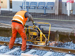  Mittels einer Giesmar Schienenprofilschleifmaschine vom Typ MP 6 werden am 12.11.2016 im Bahnhof Betzdorf/Sieg am Gleis 105 nach dem Thermitschwei�en noch die Schienenst��e geschliffen.