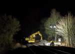   Hier entsteht das Fundament f�r einen Funkmast beim Haltepunkt Herdorf-K�nigstollen: Hier l�dt am 27.11.2012 nachts um 2:33 Uhr der Liebherr A 900 C ZW Li / 1031 Zweiwegebagger (Kleinwagen-Nr.