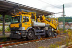   Aufgegleist (auf Gleis 107) abgestellt in Betzdorf/Sieg am 13.07.2019, das Zweiwege- Oberleitungsmontagefahrzeug (ZW-OMF-3T-L DC 1828/39 mit Hubarbeitsbühne), Schweres Nebenfahrzeug Nr.