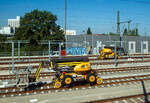 Zwei ZW-Hubarbeitsbühnen für die Oberleitungsmontage stehen am 07.09.2023 bei der Bahnbaustelle zwischen Basel und Weil am Rhein (Bild aus einem ICE heraus).